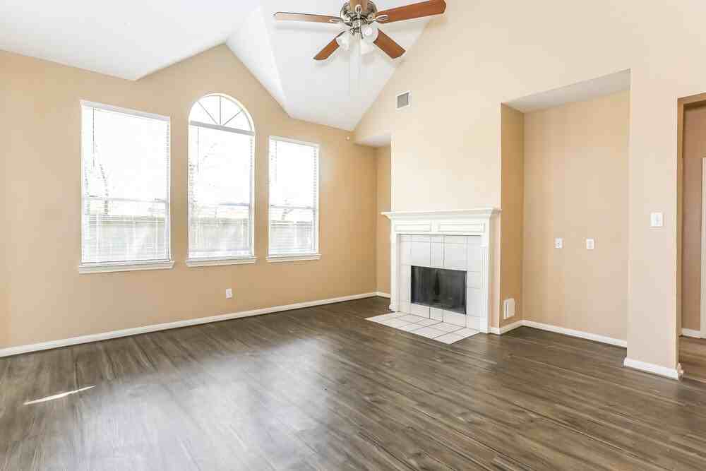 19402 Pinewood Bluff Ln - Photo 4 of 17