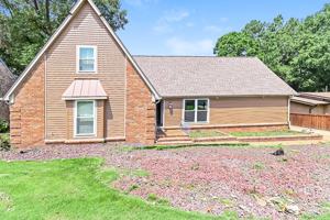 featured image of 910 Clubhouse Drive