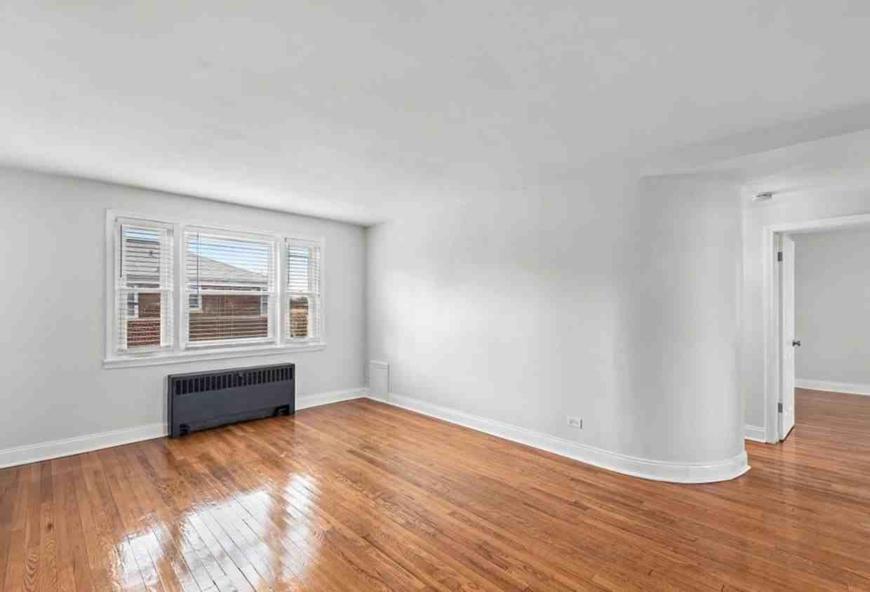 W Berwyn Ave & N Washtenaw Ave - Photo 6 of 8