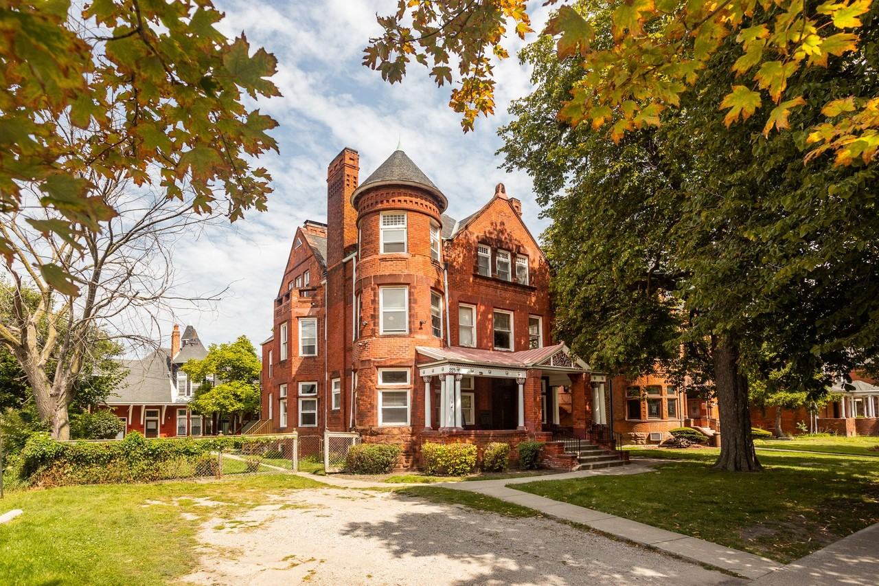 223 E Ferry Street - Photo 2 of 3