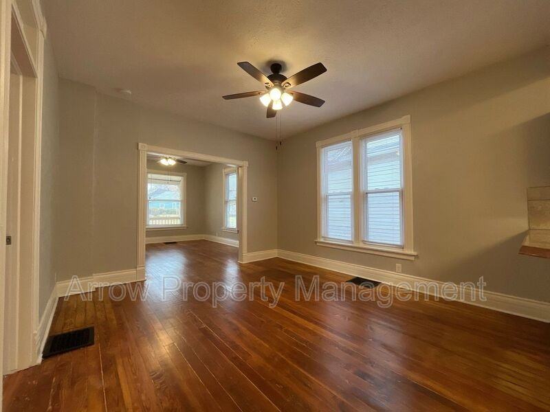 918 S 10th St - Photo 2 of 19