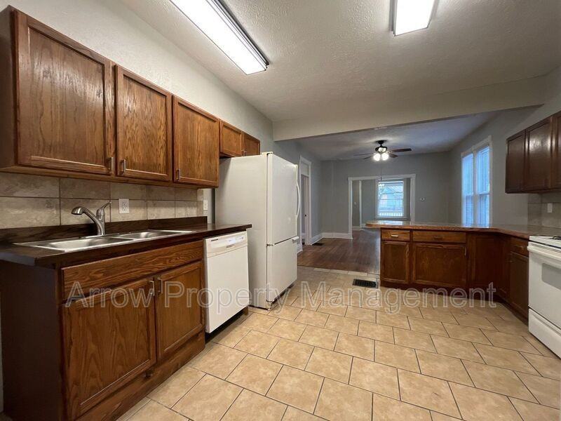 918 S 10th St - Photo 6 of 19