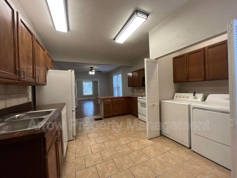 918 S 10th St - Photo 7 of 19