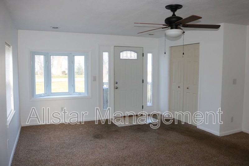 958 Quentin Rd - Photo 3 of 14