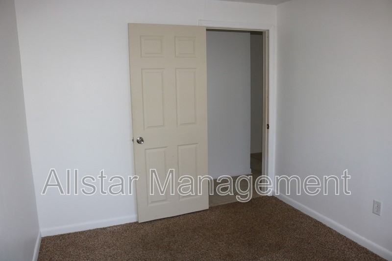 958 Quentin Rd - Photo 7 of 14