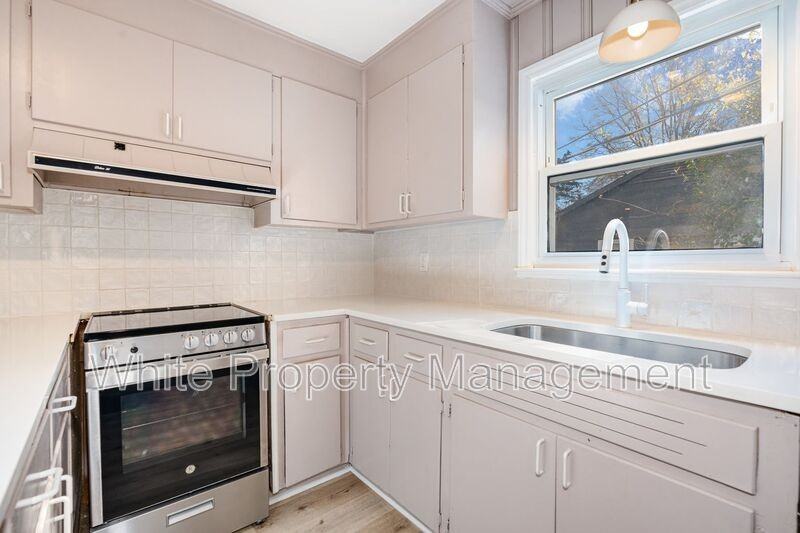 7726 Wallace Ln - Photo 7 of 19