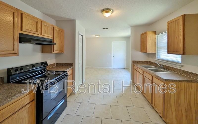 5202 Potomac Ave - Photo 3 of 9