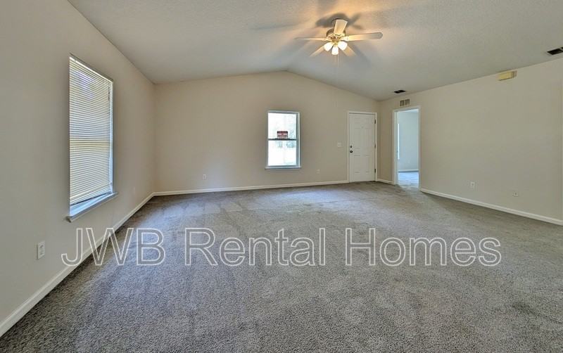 5202 Potomac Ave - Photo 5 of 9