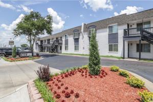 featured image of 1713 South Memorial Drive East