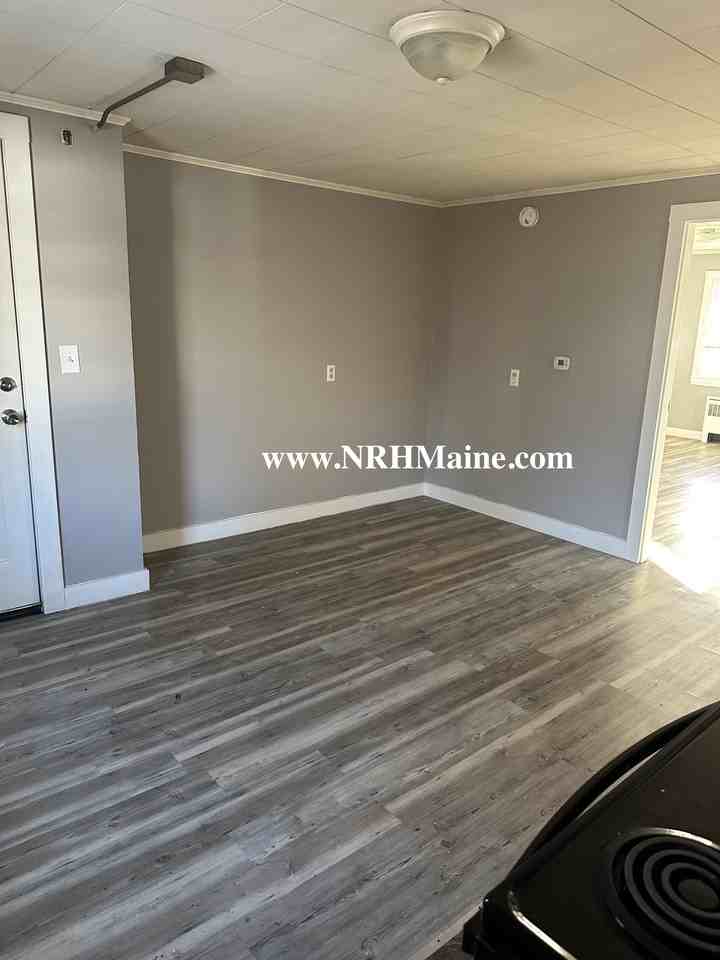 38 Deering Street, Norway - Photo 2 of 6