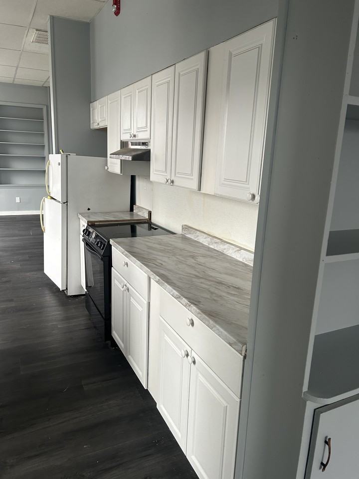 419-437 Main St - Photo 2 of 6