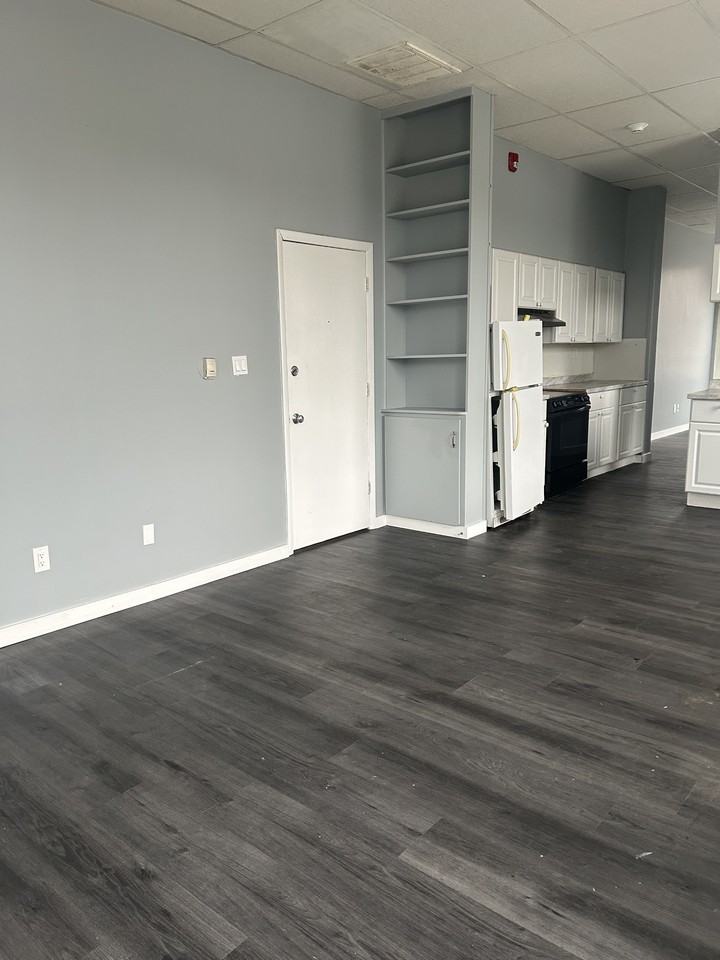 419-437 Main St - Photo 3 of 6