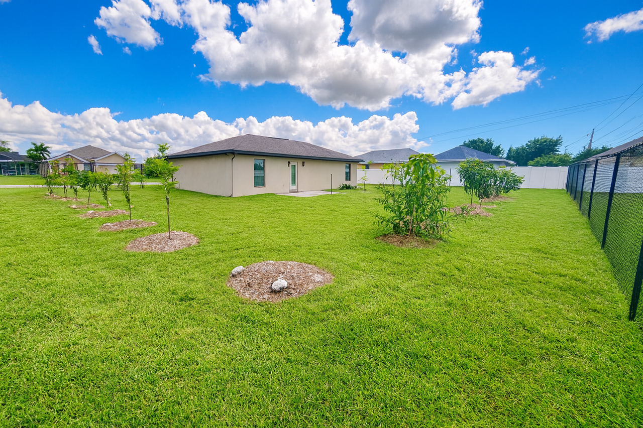 2948 Sw 6th Ave - Photo 3 of 28