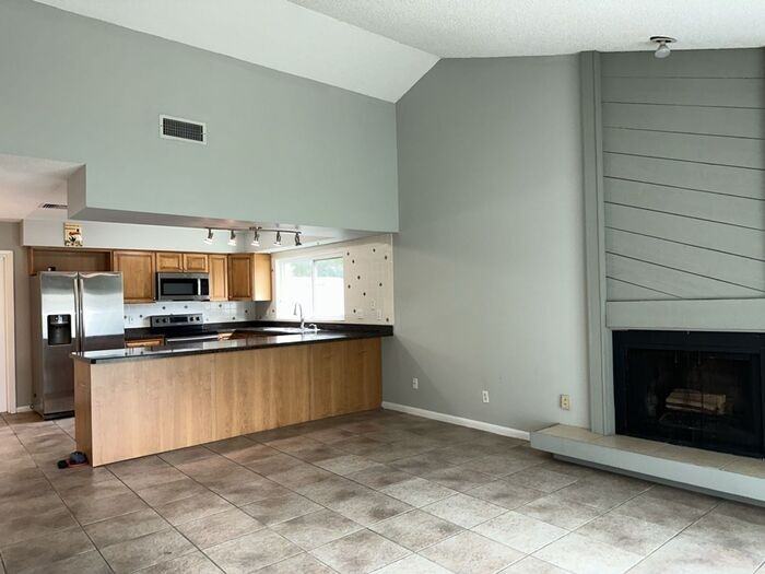 16413 Bonneville Dr - Photo 3 of 22