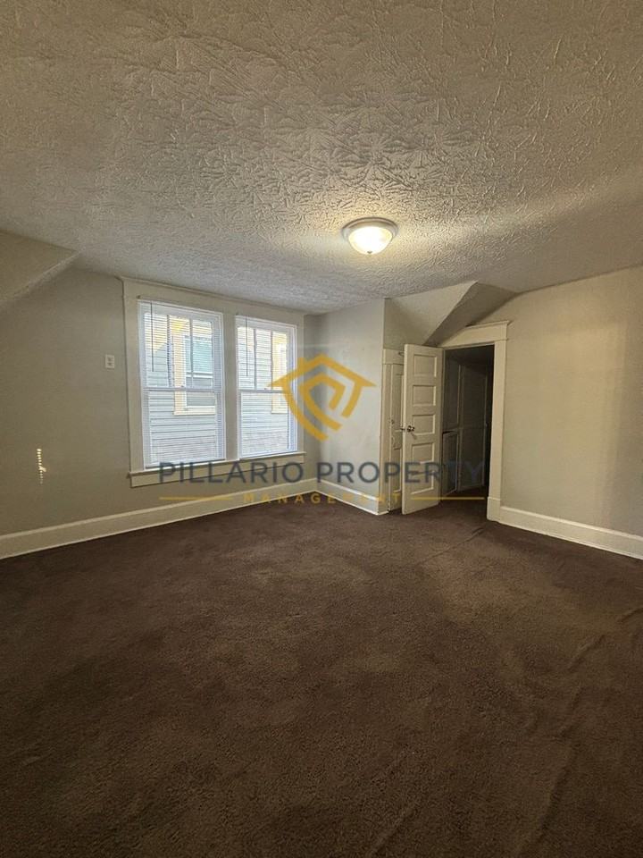 1025 W 35th St - Photo 2 of 19