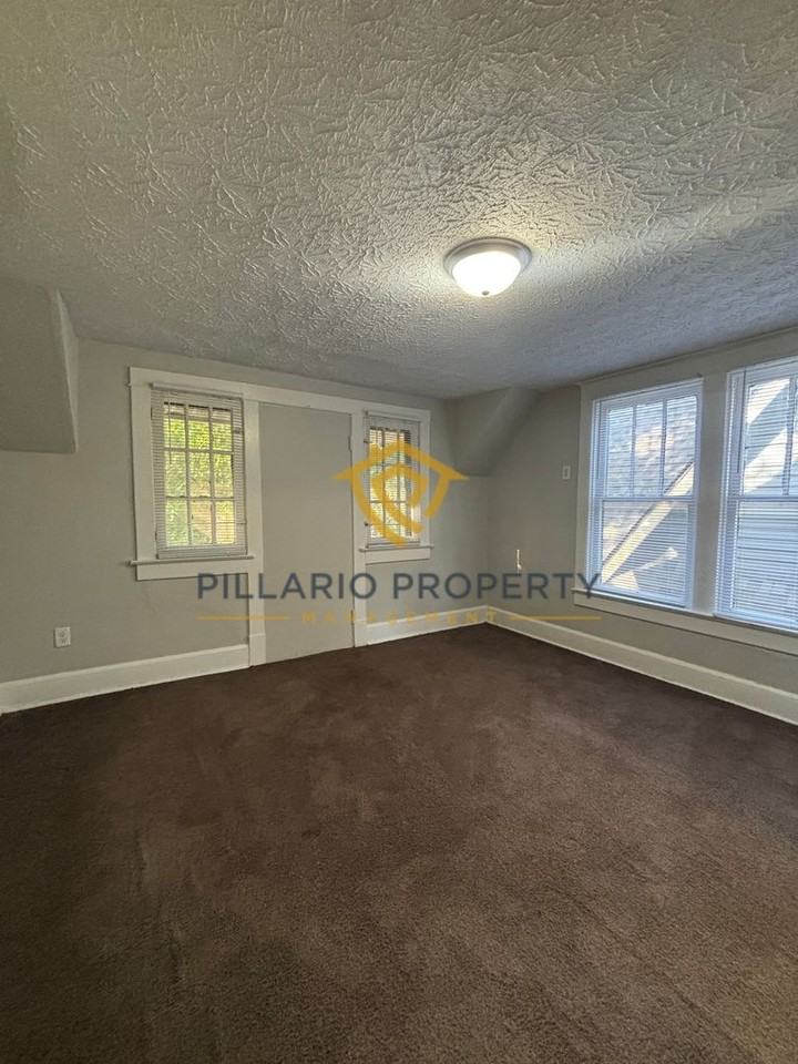 1025 W 35th St - Photo 5 of 19