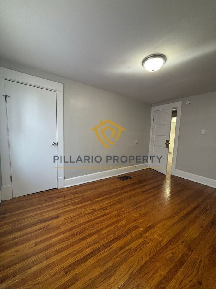 1025 W 35th St - Photo 6 of 19