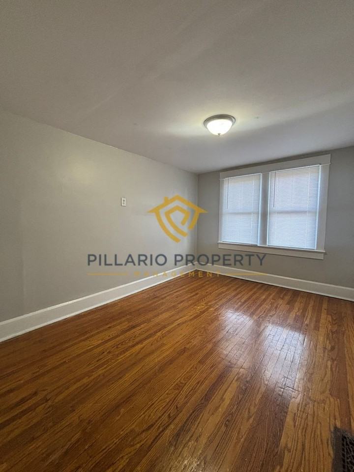 1025 W 35th St - Photo 7 of 19