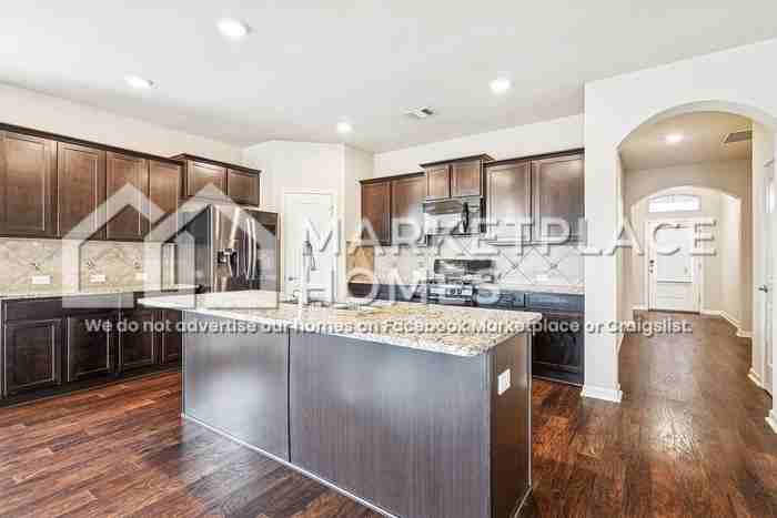 905 Lakeshore Village Pt - Photo 2 of 18