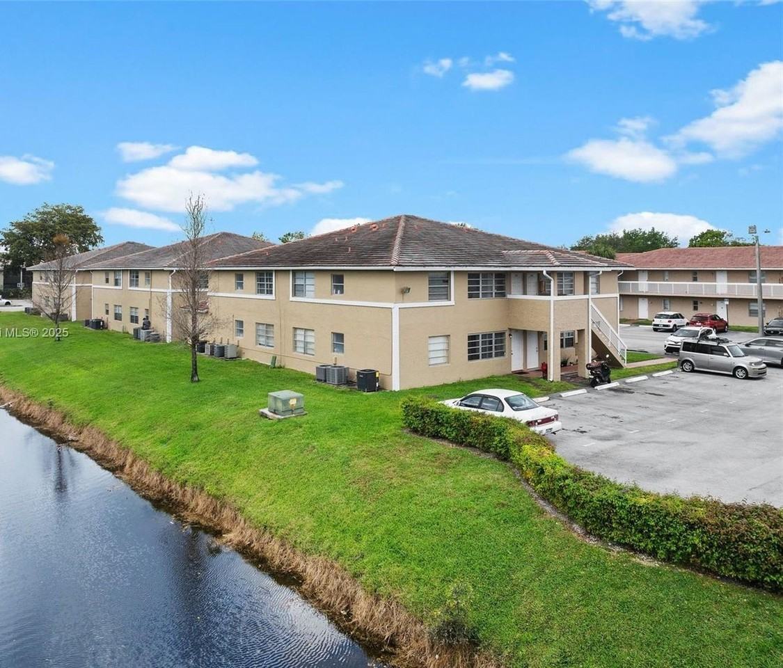 1016 Twin Lakes Drive - Photo 2 of 17