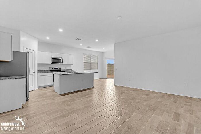 1343 W Hess Ave - Photo 2 of 24