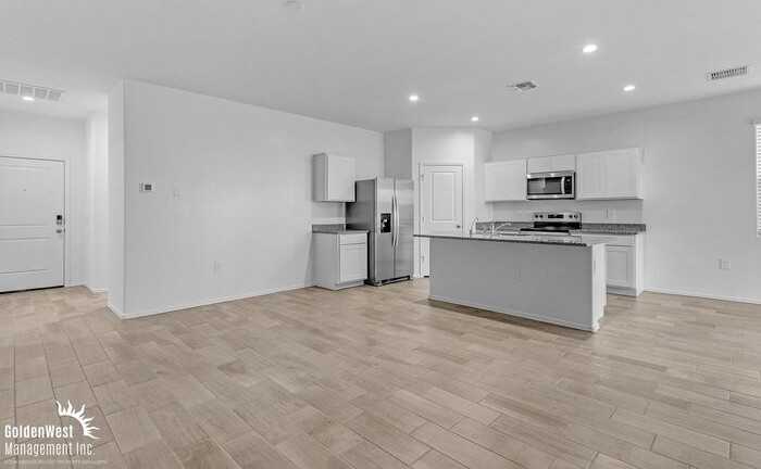 1343 W Hess Ave - Photo 3 of 24