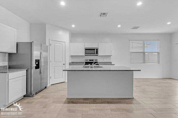 1343 W Hess Ave - Photo 4 of 24