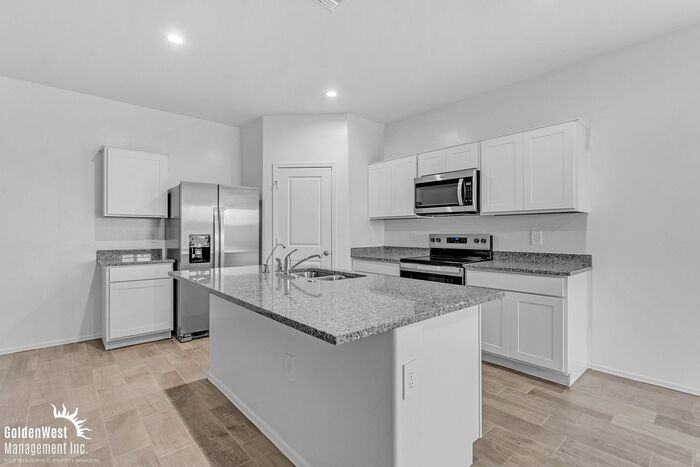 1343 W Hess Ave - Photo 5 of 24