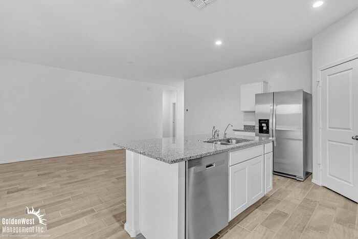 1343 W Hess Ave - Photo 6 of 24