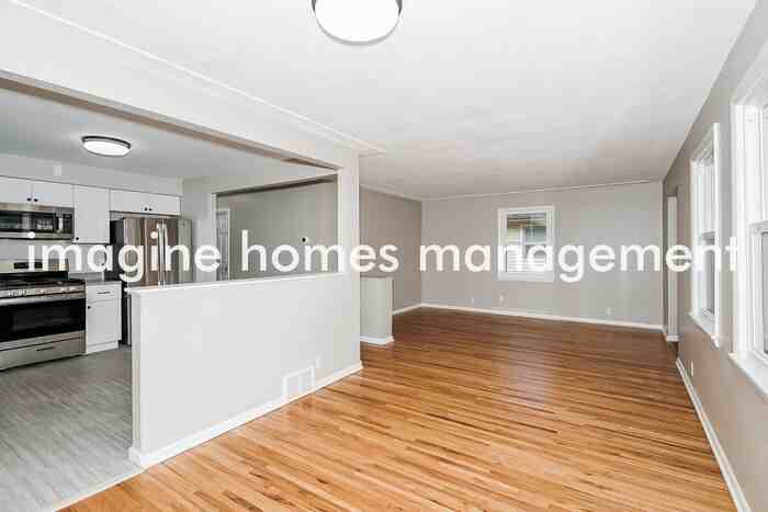 3409 Kyle Avenue North - Photo 4 of 15