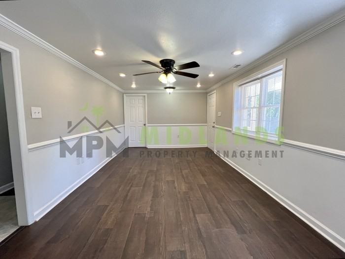 472 Coleman Ave - Photo 4 of 28