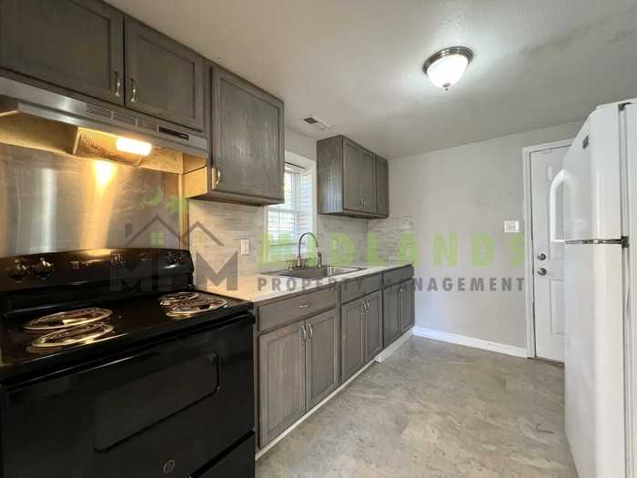 472 Coleman Ave - Photo 6 of 28