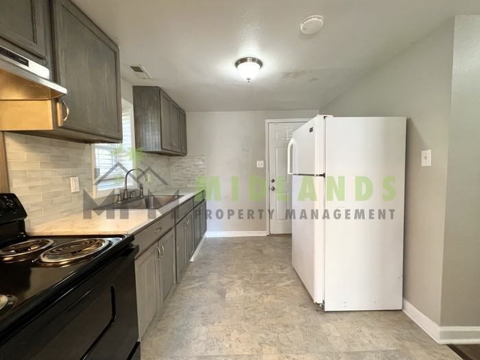 472 Coleman Ave - Photo 7 of 28