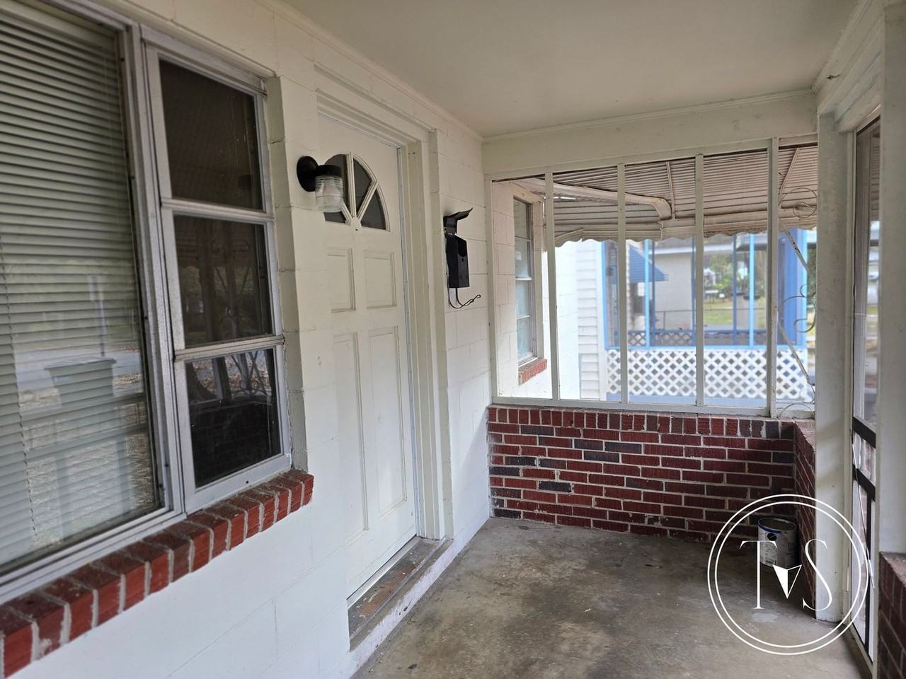 816 W 48th St - Photo 2 of 19