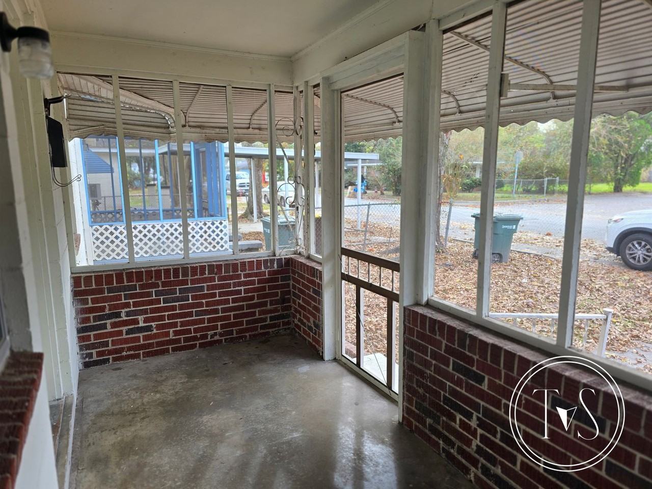 816 W 48th St - Photo 3 of 19