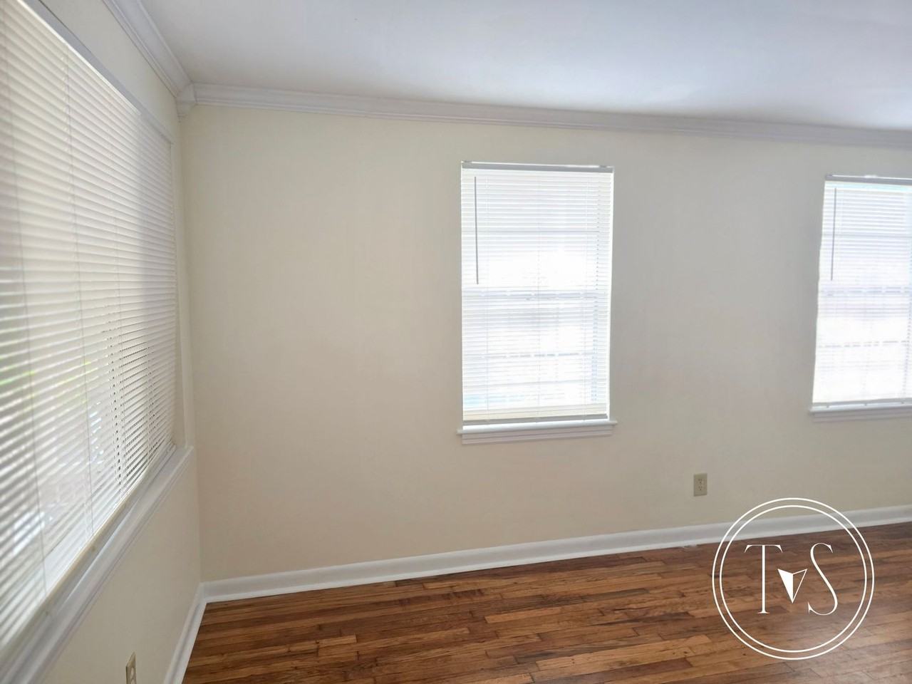 816 W 48th St - Photo 4 of 19