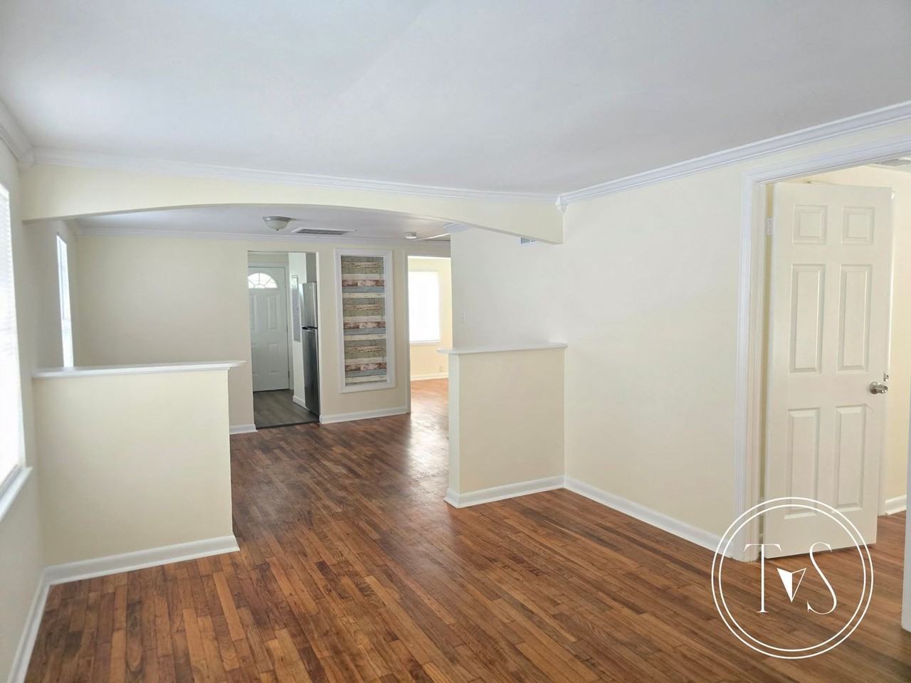 816 W 48th St - Photo 6 of 19