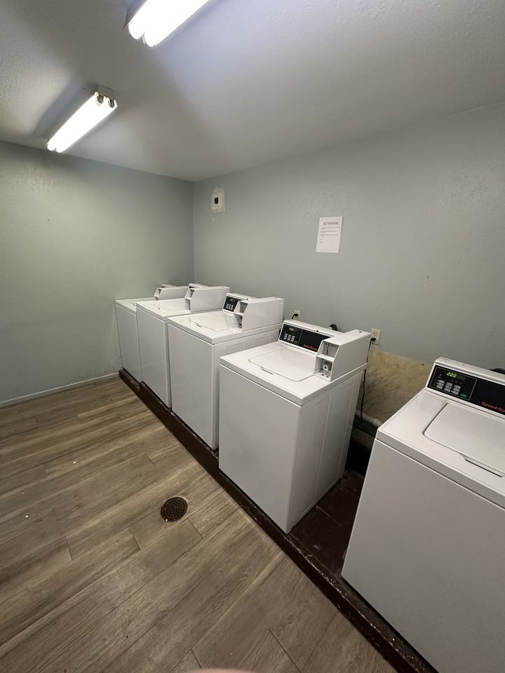 715 E 12th St #J - Photo 3 of 10