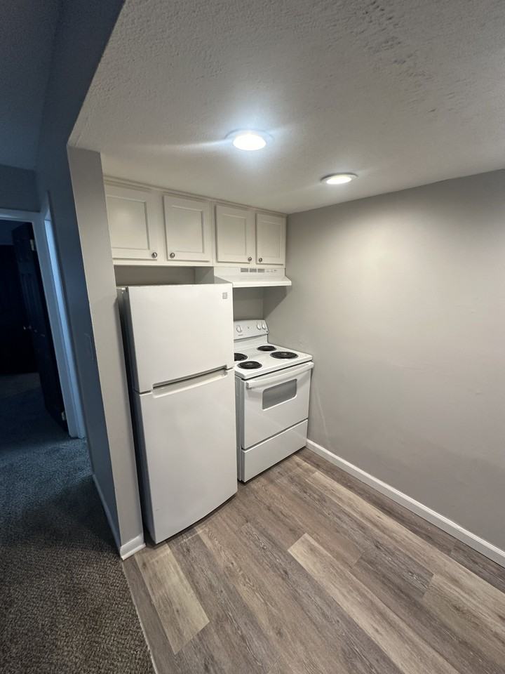 715 E 12th St #J - Photo 4 of 10