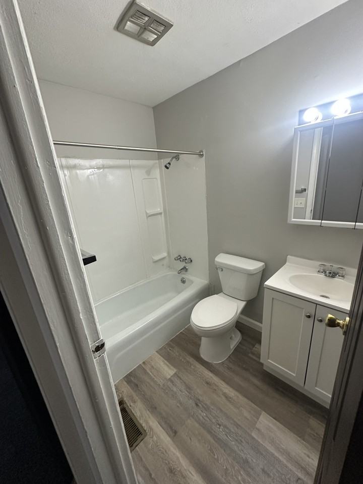 715 E 12th St #J - Photo 5 of 10