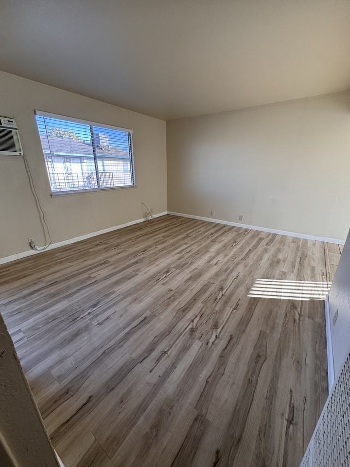 556 N Lincoln Ave #12 - Photo 6 of 8