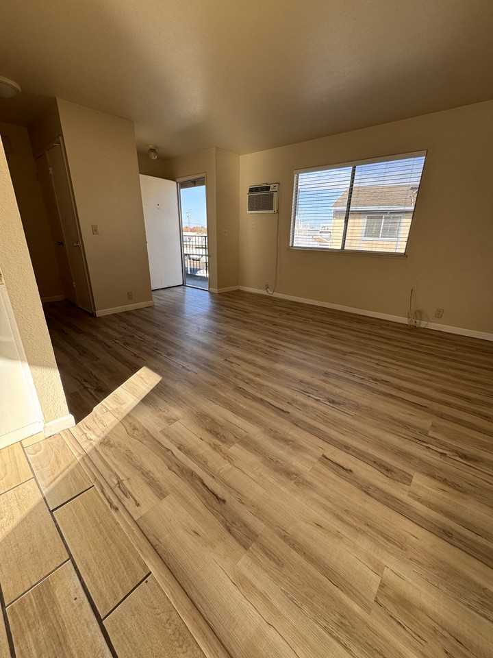 556 N Lincoln Ave #12 - Photo 2 of 8