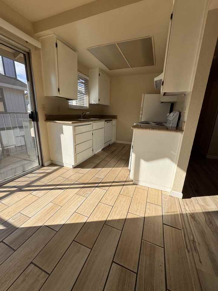 556 N Lincoln Ave #12 - Photo 4 of 8