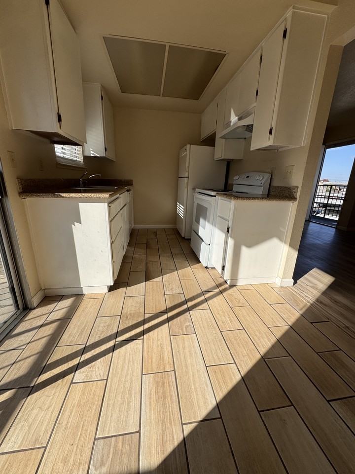 556 N Lincoln Ave #12 - Photo 3 of 8