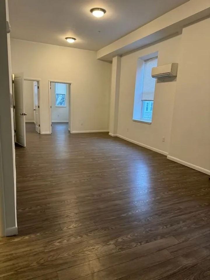 Newly Renovated Temple University Apartments - Photo 3 of 25