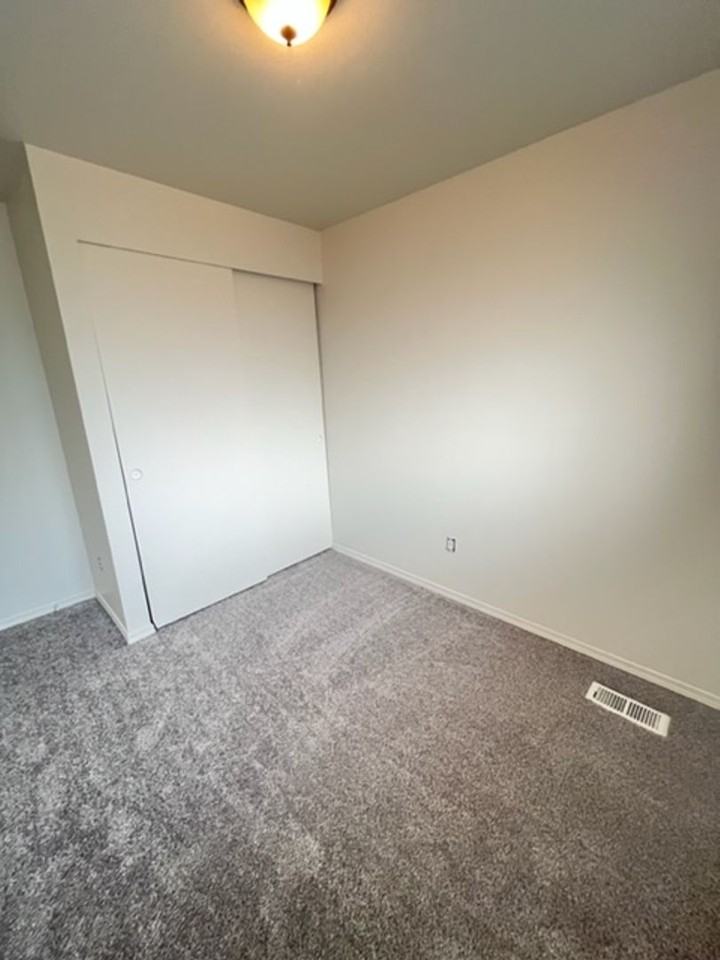 17627 29th Ave Ne - Photo 3 of 23