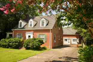 109 Piedmont Ave N - Photo 1 of 1