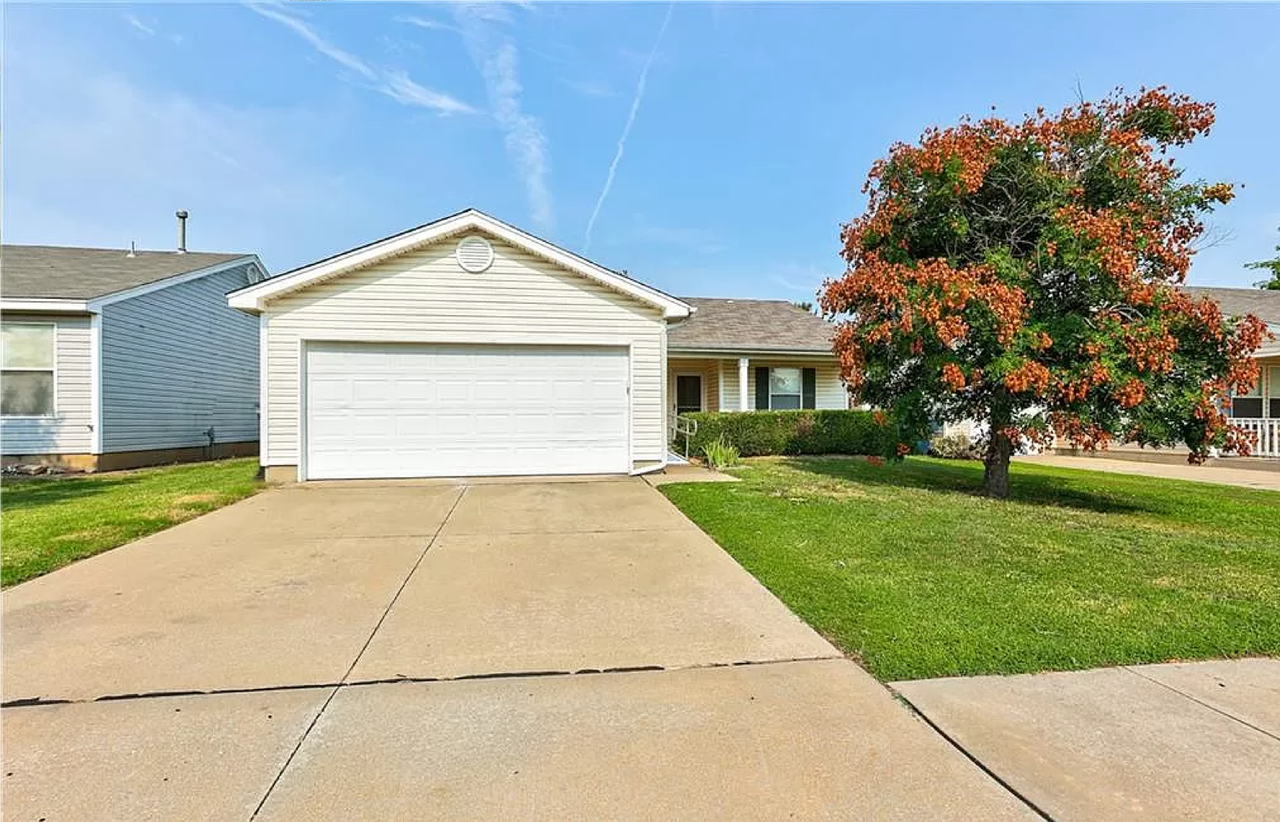 15405 Acacia Rd - Photo 3 of 28