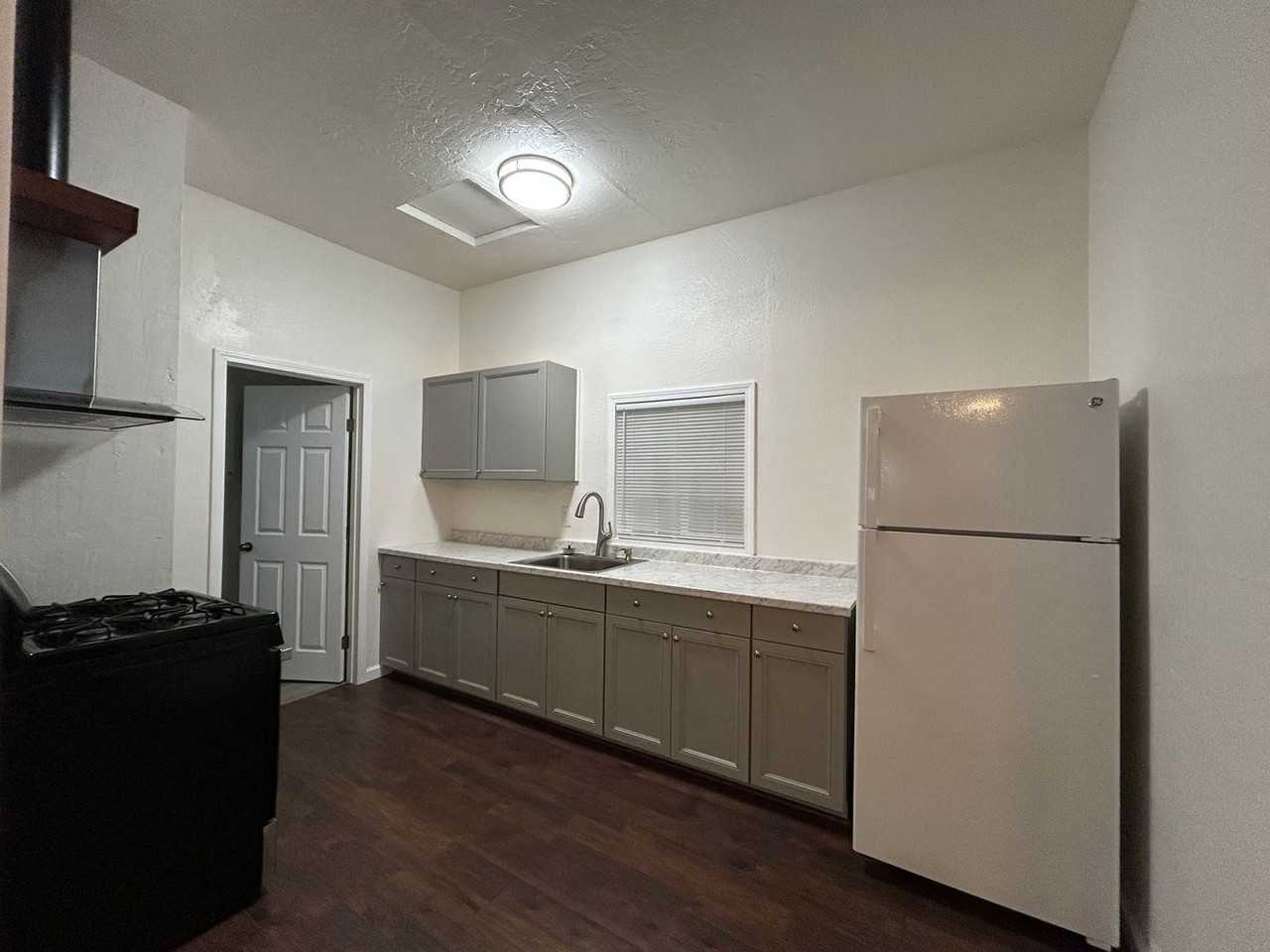1544 Montgomery St - Photo 3 of 9