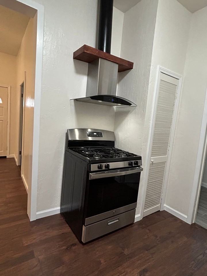 1544 Montgomery St - Photo 5 of 9